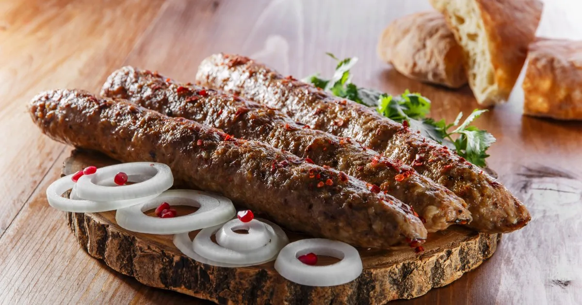 З пікантним соусом: секрет приготування домашнього кебаба