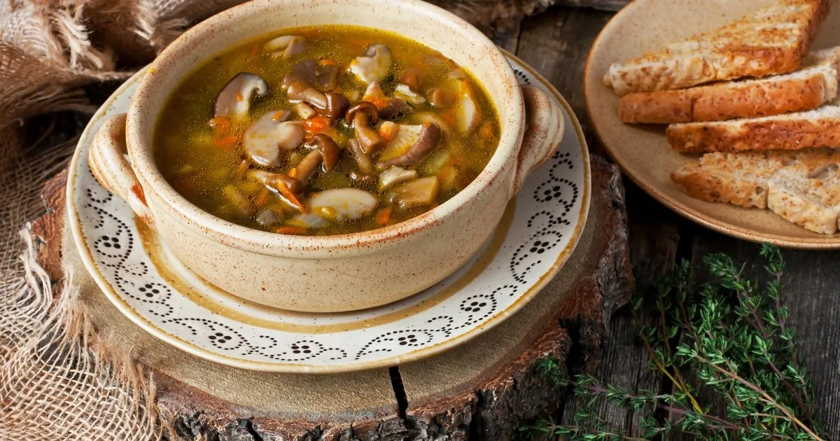 Смак української кухні: грибна юшка з галушками