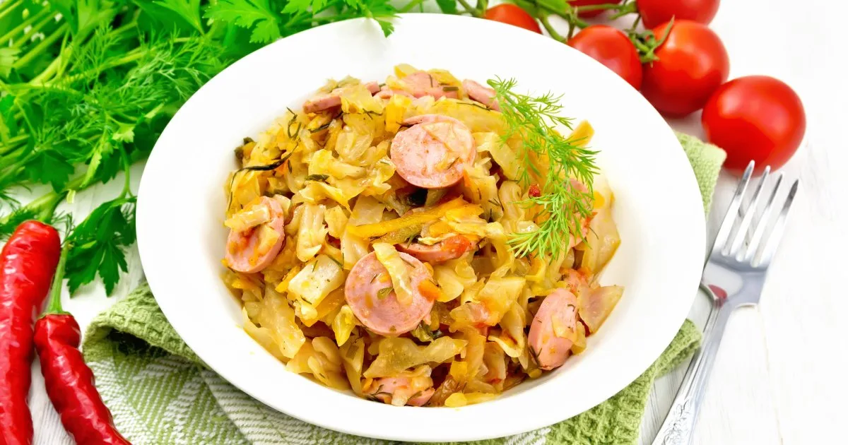 Лінивий бігос з ковбасками — рецепт від шеф-кухаря Юрія Кошика
