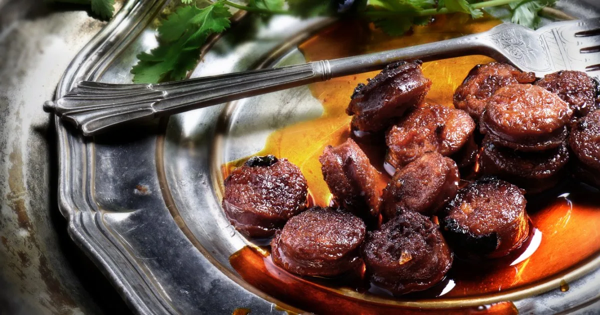 Chorizo al vino tinto — чорізо у червоному вині