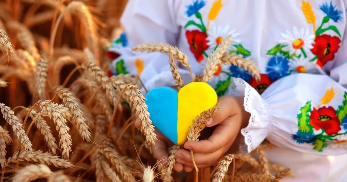 Як спекти святковий патріотичний торт у синьо-жовтих кольорах