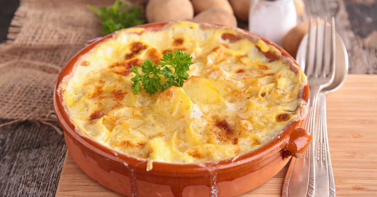 Картопля по-французьки із сиром — рецепт для духовки