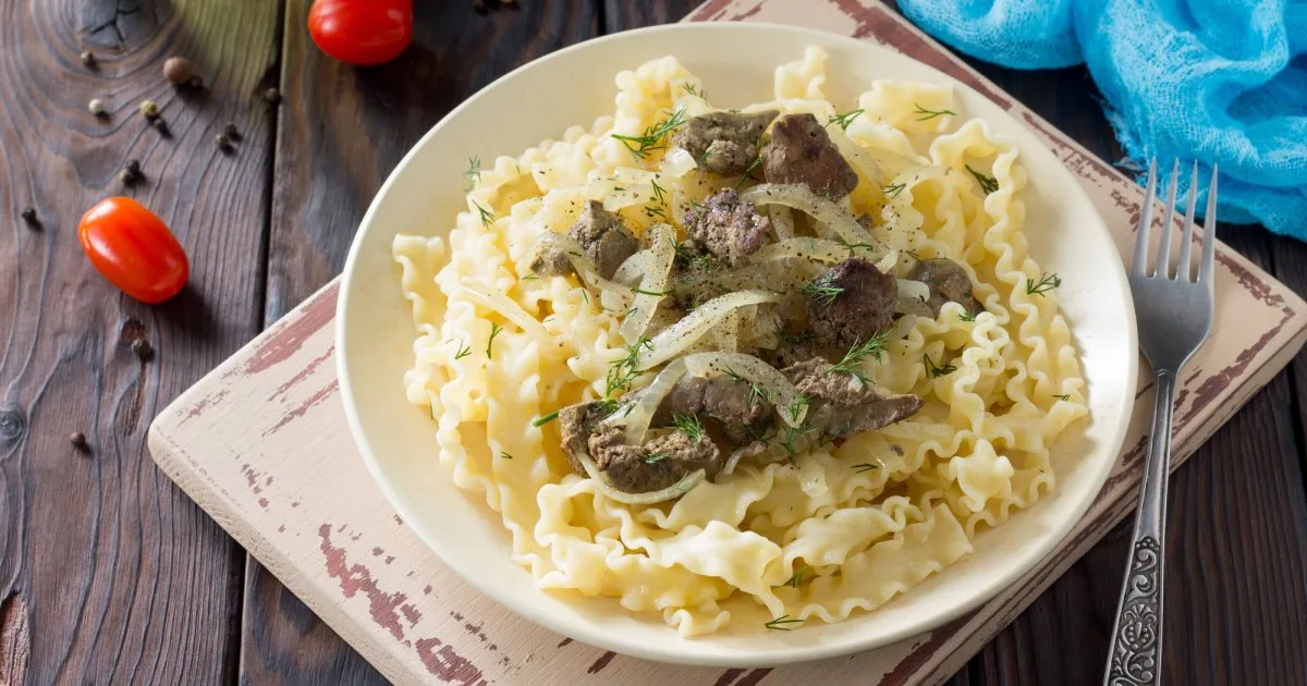 Макарони з печінкою — швидка і бюджетна вечеря по-українськи