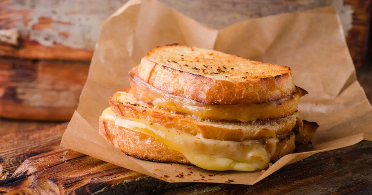 Дуже сирний сендвіч Grilled Cheese — смачний рецепт гарячого бутерброда