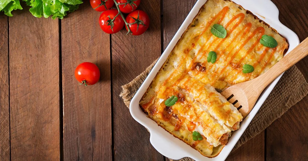 Млинці з начинкою, запечені під соусом бешамель