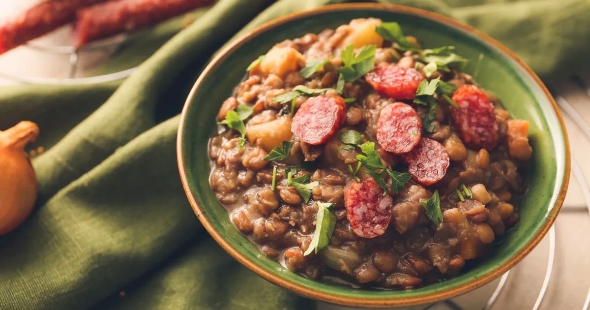 Що на вечерю? Сочевиця з ковбасками і прянощами