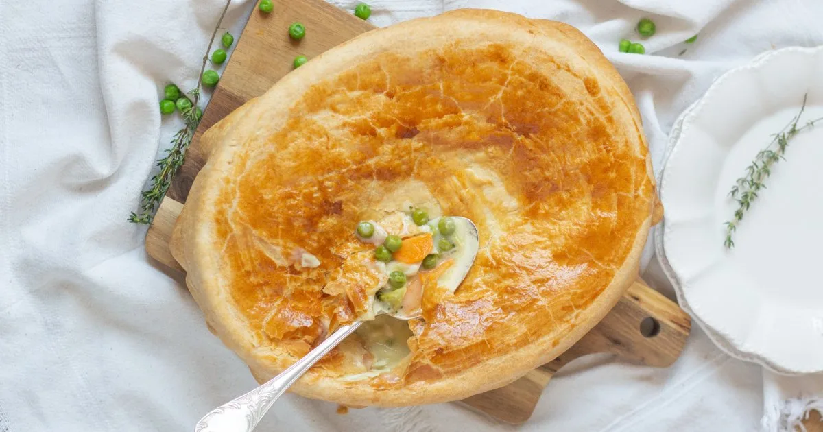 Англійський пиріг з куркою та овочами
