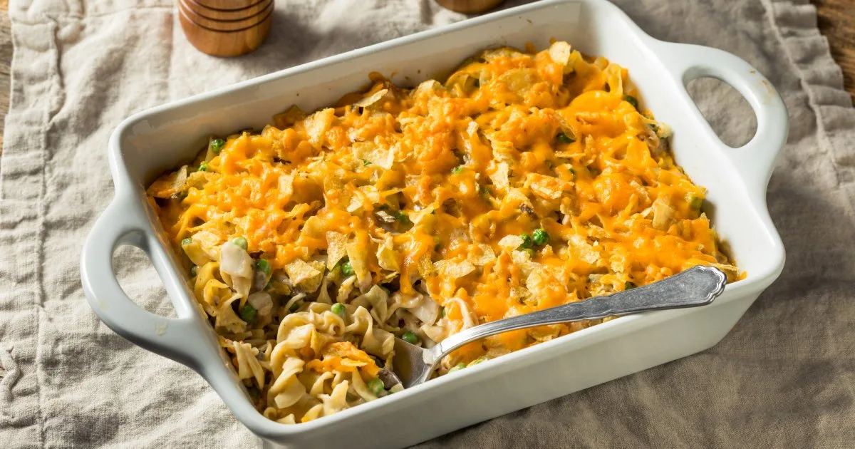 Риба, запечена з макаронами, під молочним соусом