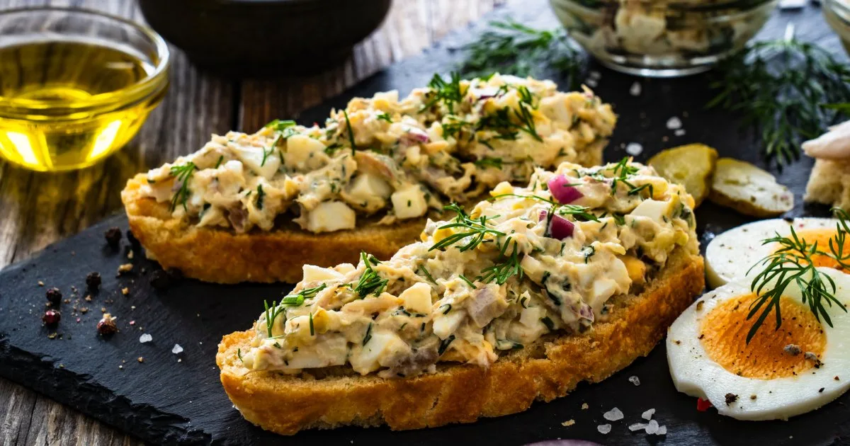 Салат зі скумбрії з кукурудзою
