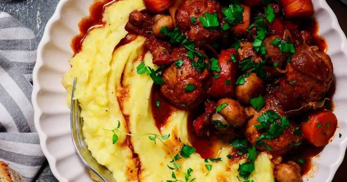 Французький coq au vin для початківців — ніжні тюфтельки в соусі з овочами