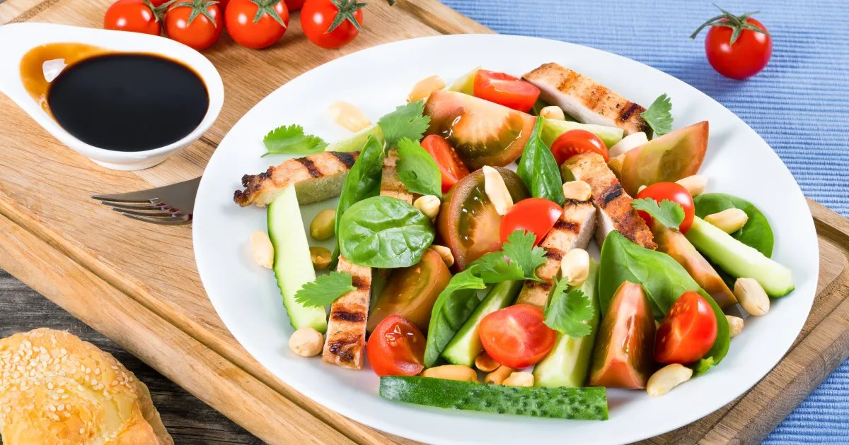 Салат зі смаженою куркою, арахісом і шпинатом