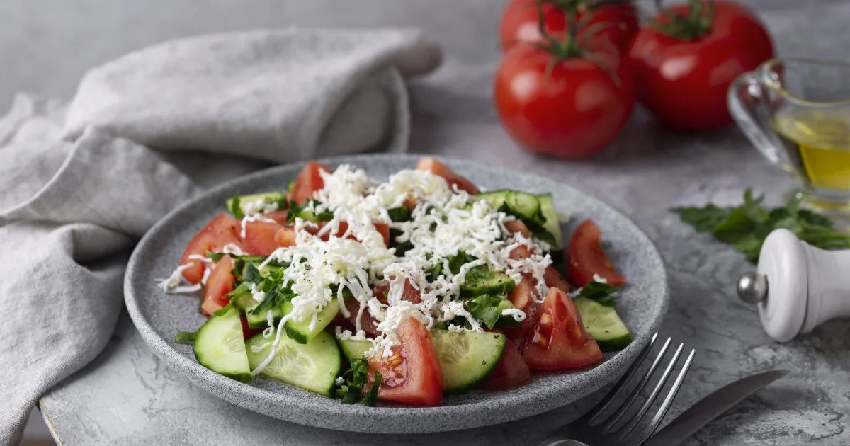 Салат з фетою й овочами — новий рецепт, у якому сир треба збивати (фото)