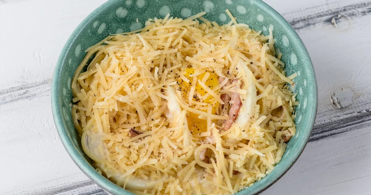 Спагеті карбонара з атлантичним кальмаром і беконом