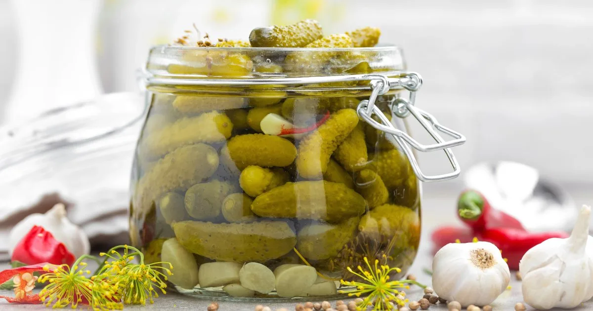 Мариновані огірки з часником і кропом — найароматніша домашня заготовка