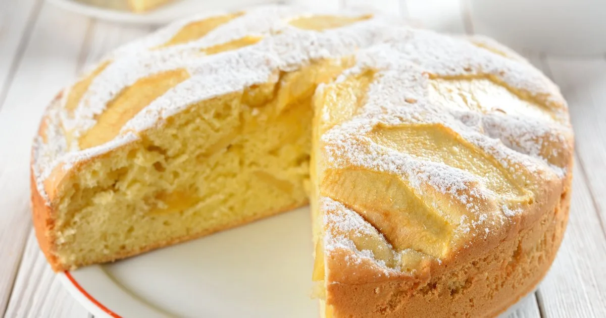 Яблучна шарлотка 3 яйця, 1 склянка цукру, 1 склянка борошна