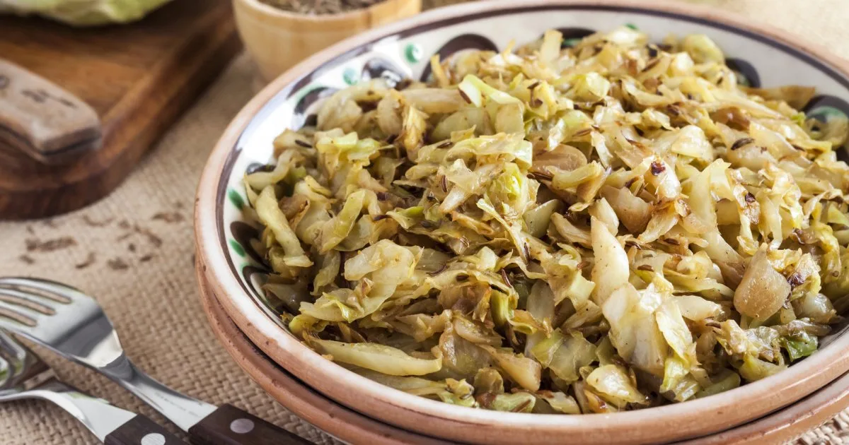 Салат з
куркою, яблуком та горіхами: простий рецепт