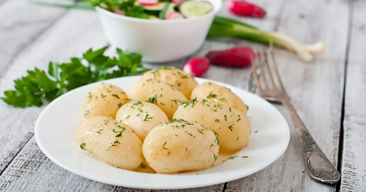 Класика на столі: молода картопля з кропом