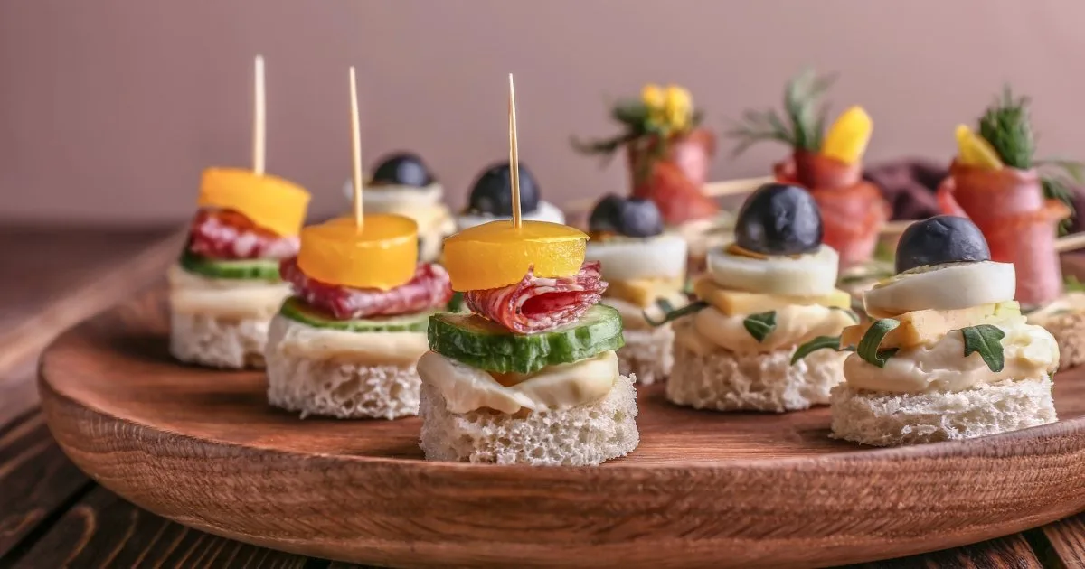 Канапе з ковбасою — рецепт простої новорічної закуски