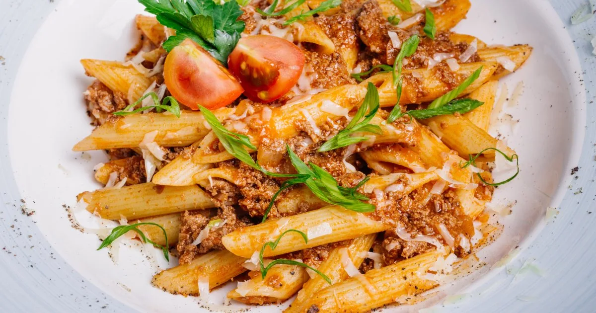 Макарони по-флотськи з томатною пастою