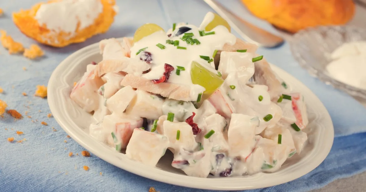 Курячий салат з яблуком і журавлиною