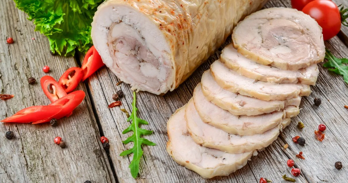 Як приготувати курячий рулет з мінімальної кількості інгредієнтів — смачний рецепт