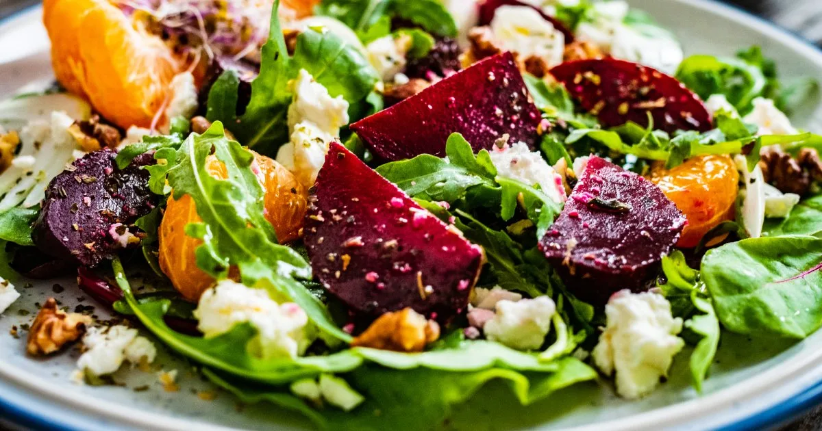 Літній салат з буряком, фетою й апельсином — оригінальний, освіжальний рецепт