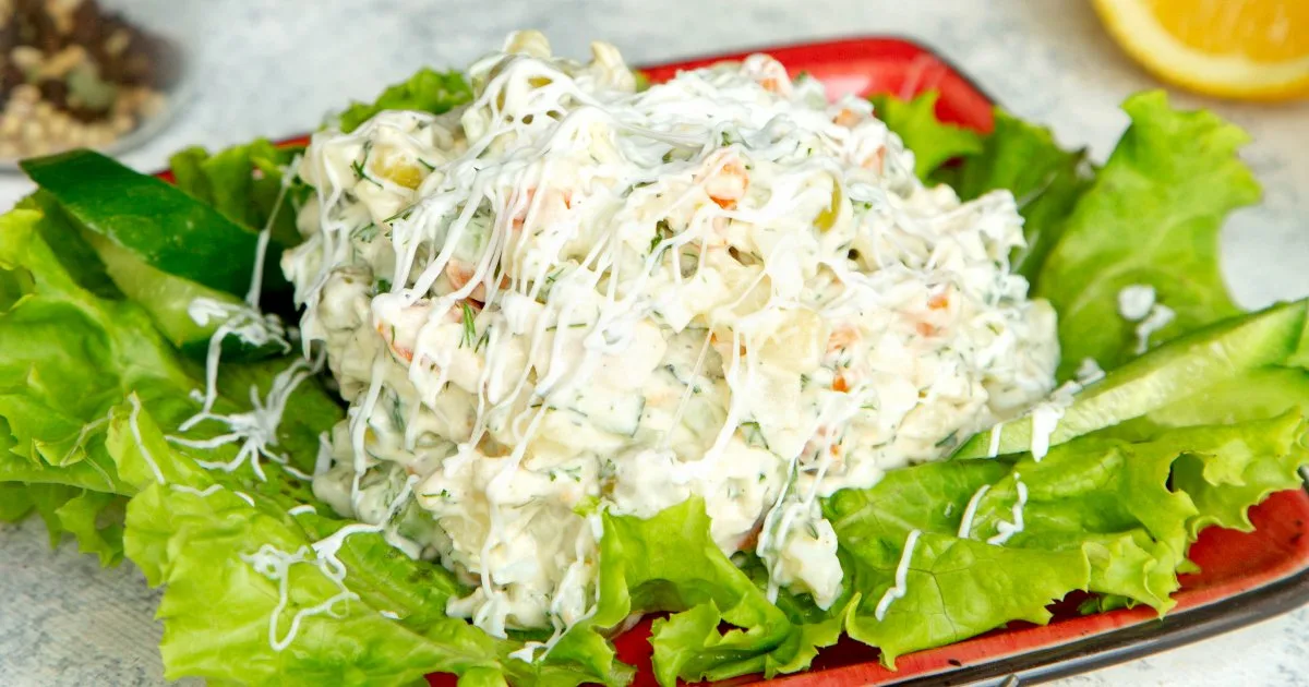 Салат з куркою, мисливськими ковбасками й маринованими огірками