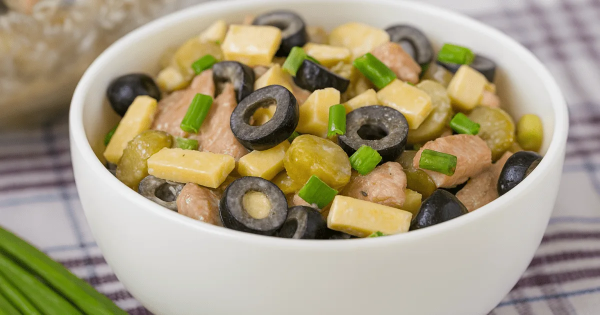 Салат «Італія» з куркою, маринованими огірками і яєчним млинцем