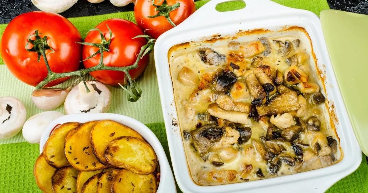 Скумбрія, запечена під картопляною шубою