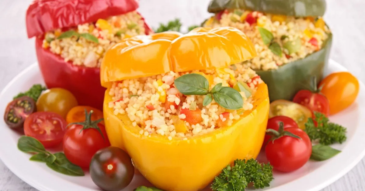 Фарширований перець з кускусом і курятиною — хелсі-рецепт у грецькому стилі