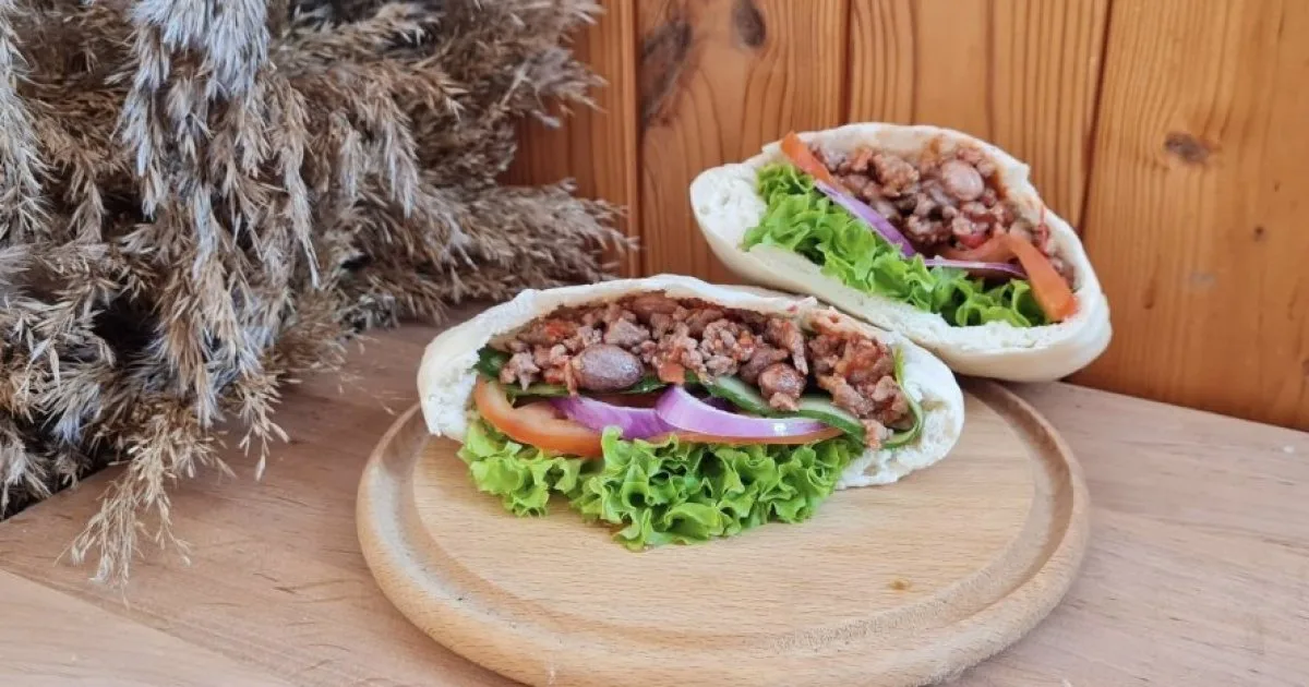 Піта з яловичиною, овочами та квасолею
