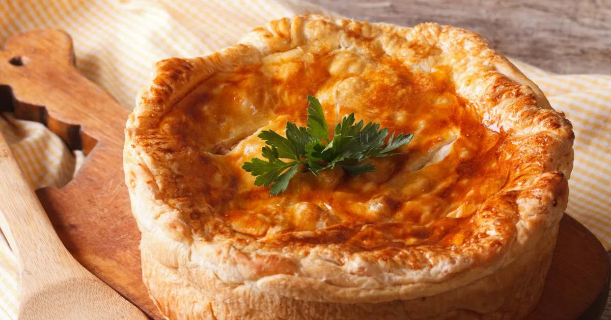 Курник — смачний пиріг з куркою, рисом і овочами