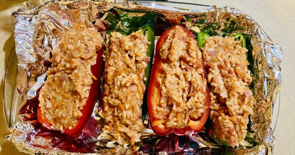 Фарширований перець з курячим фаршем і рисом