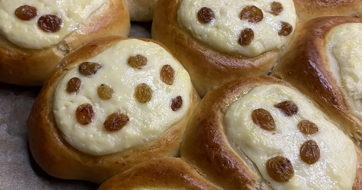 Ватрушки з сиром і родзинками — класична домашня випічка з ніжною начинкою