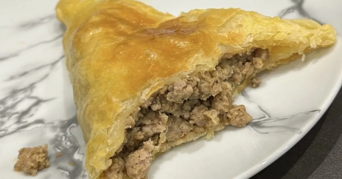 Конвертики з листкового тіста з курячим фаршем