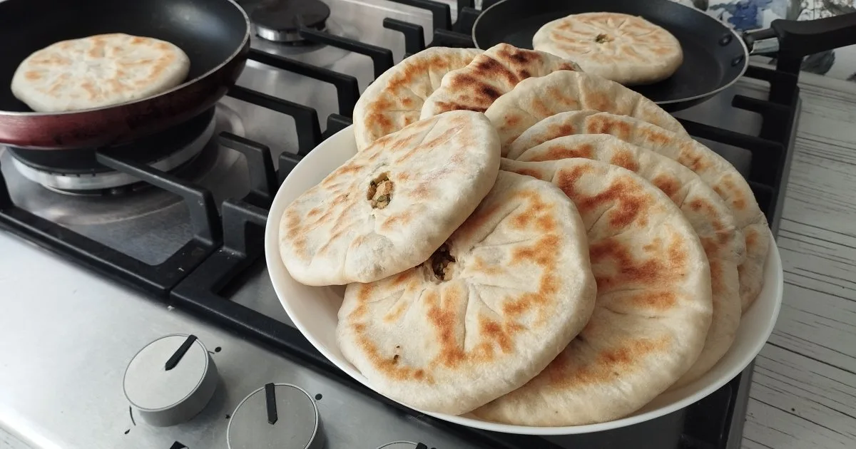 Коржики з тофу та зеленню на сковороді