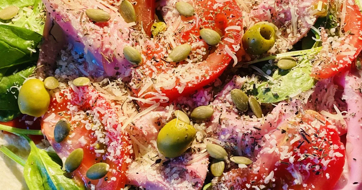 Салат з мортаделою (вареною ковбасою), томатами та оливками