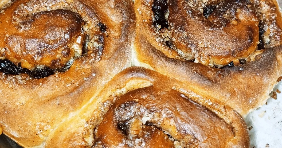 Булочки з корицею, горіхами та родзинками — веганський рецепт