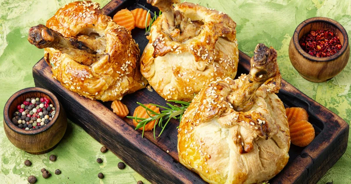 Мішечки з тіста з курячими гомілками — елегантно і просто