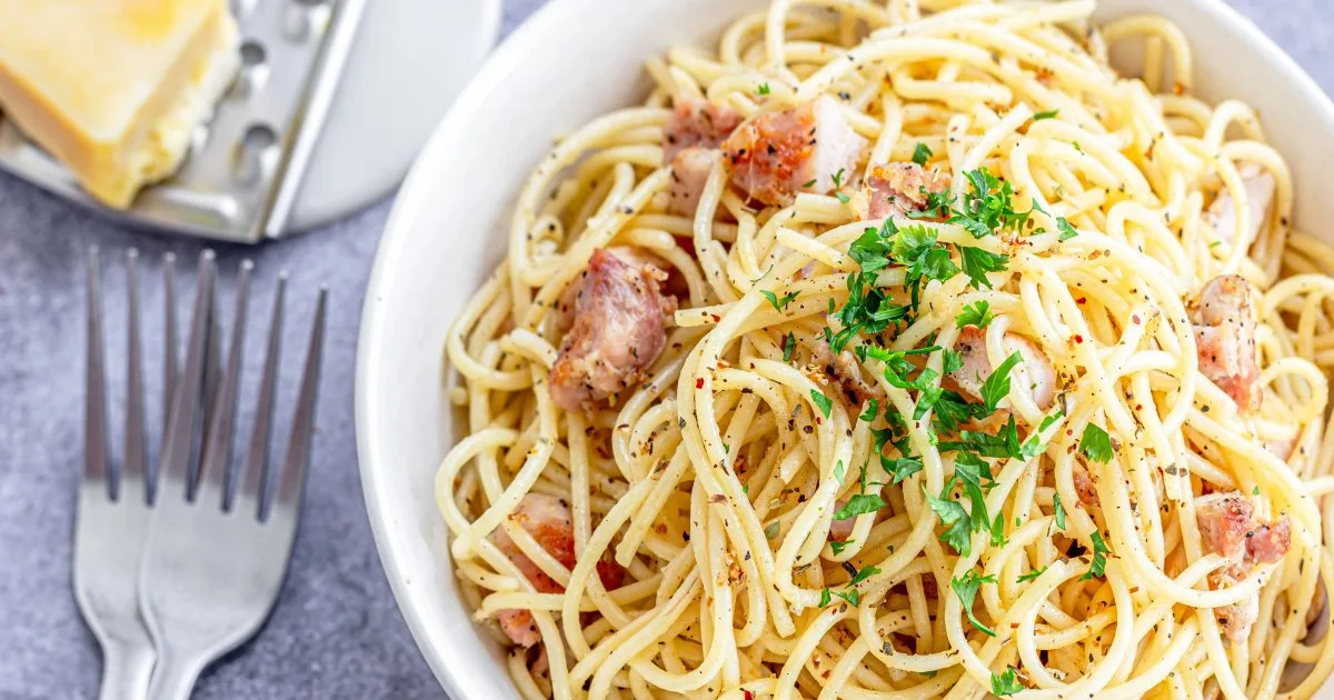 Макарони по-флотськи з куркою і сиром — готуємо зі стегенцями
