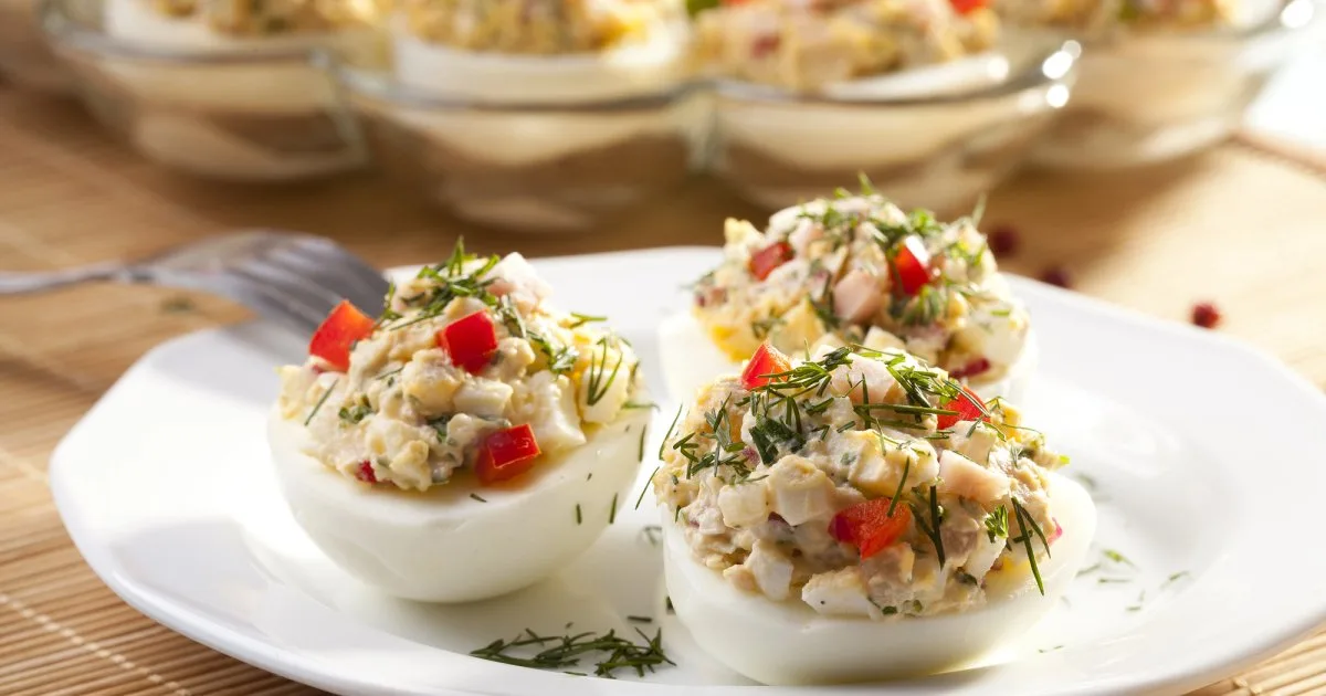 Яйця, фаршировані кальмарами — рецепт закуски на Новий рік