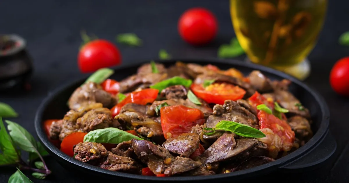 Куряча печінка з помідорами в мікрохвильовці — рецепт на 1 кг субпродуктів