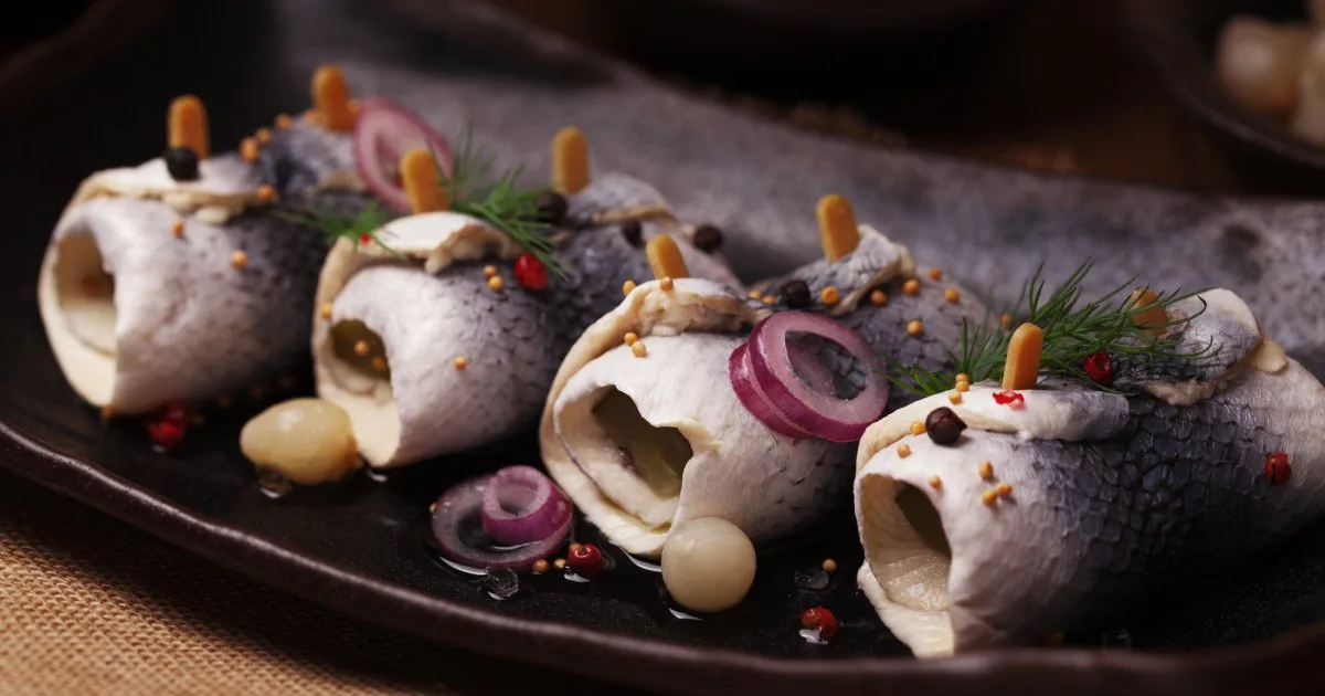 Рулетики з оселедця з чорносливом і горішками
