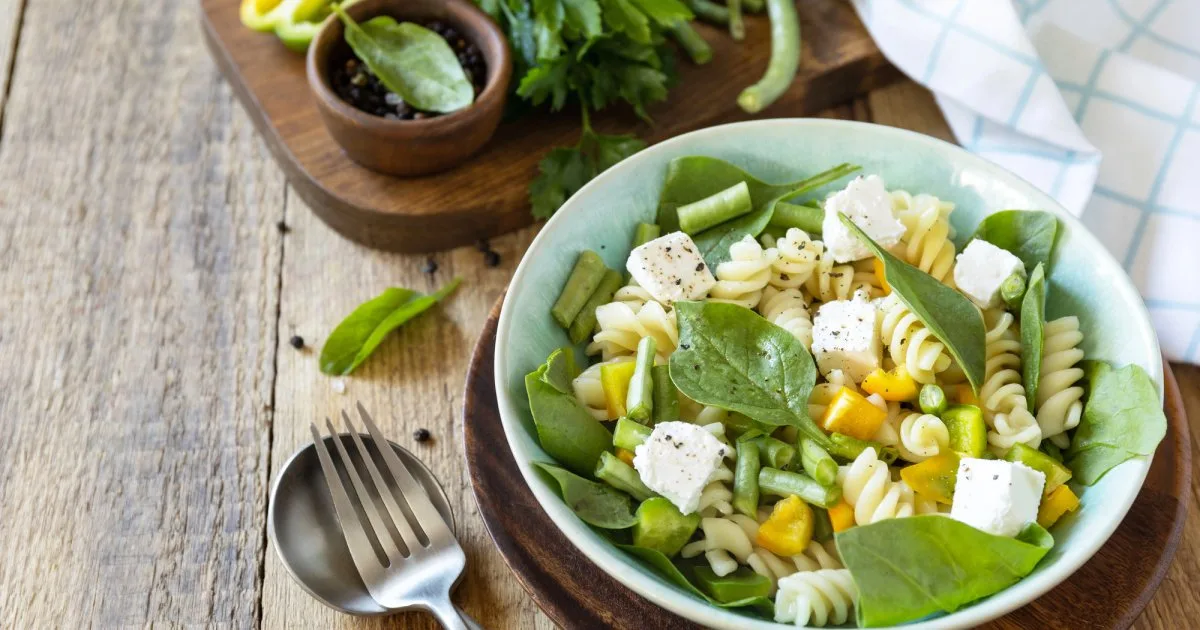 Паста-салат зі шпинатом і фетою — рецепт з легкою заправкою