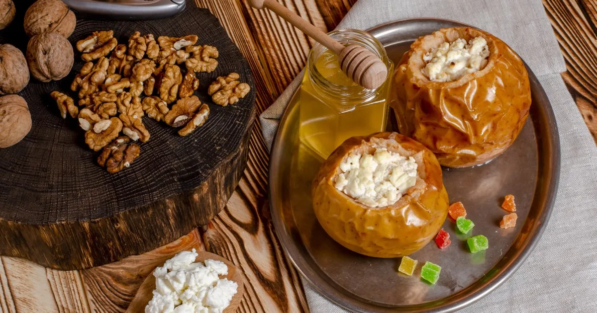 Як приготувати яблука із сиром у мультиварці