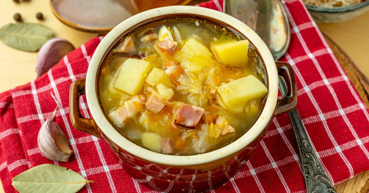 Капусняк по-польски — рецепт зі свіжими овочами і ковбасками