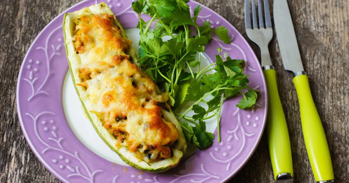 Кабачки фаршировані курячим філе і сиром
