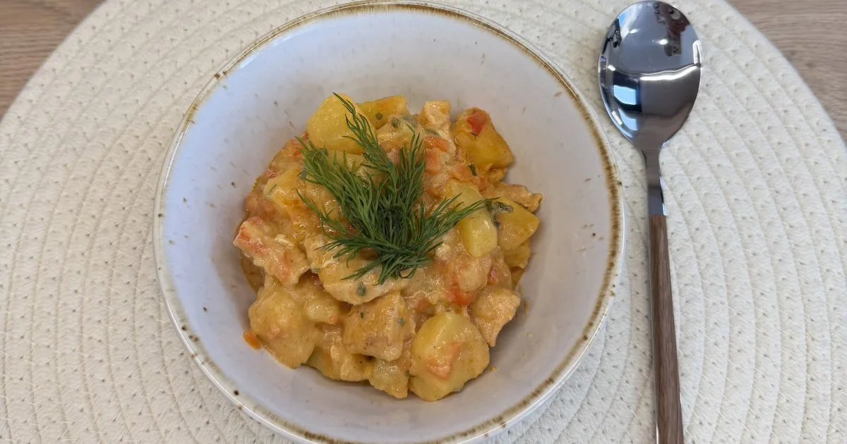 Тушкована картопля з курячим філе — домашній рецепт