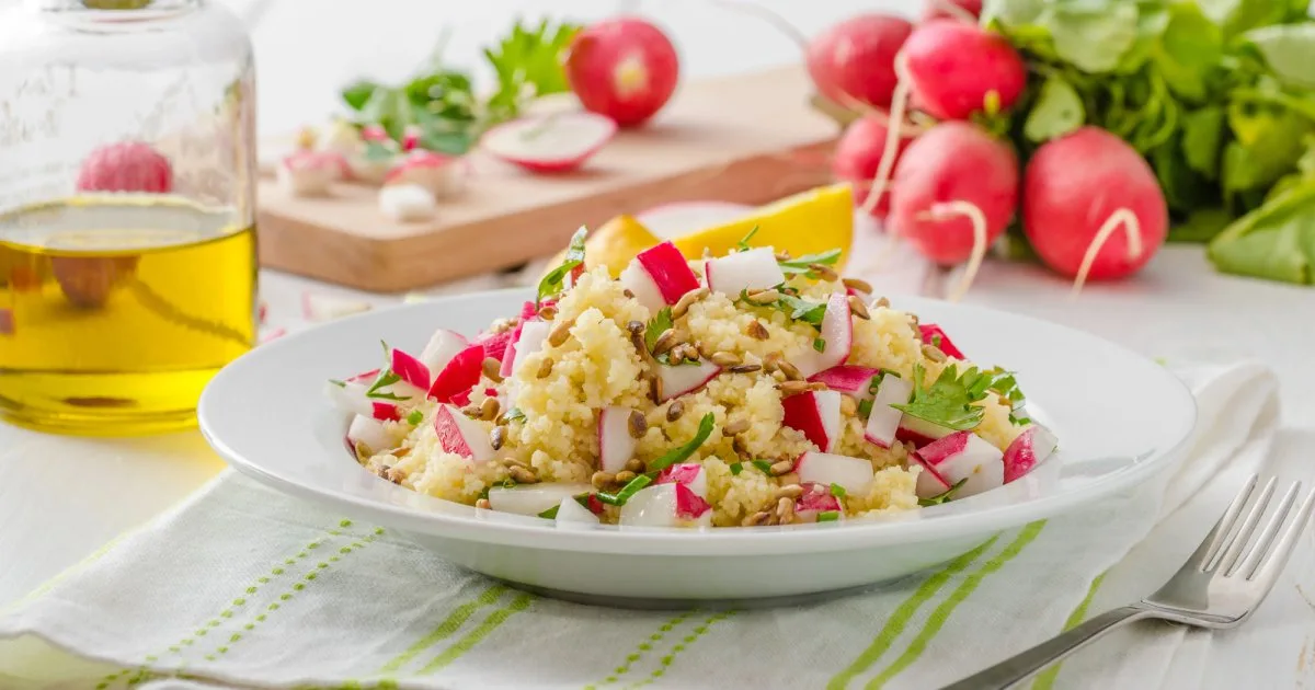Салат з кускусом і редискою — легка страва у піст