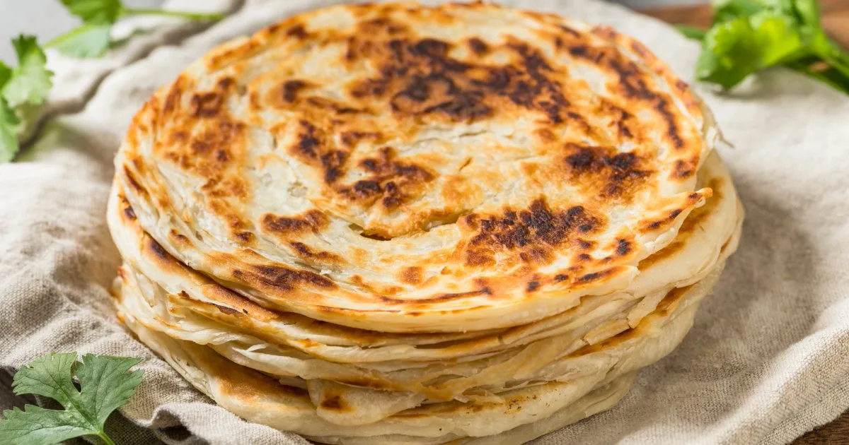 Йогуртові коржики з часниковим маслом — швидкий перекус на сковороді